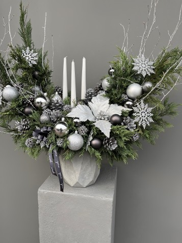 White Ponsetia Özel Tasarım Mumlu Yılbaşı Aranjmanı